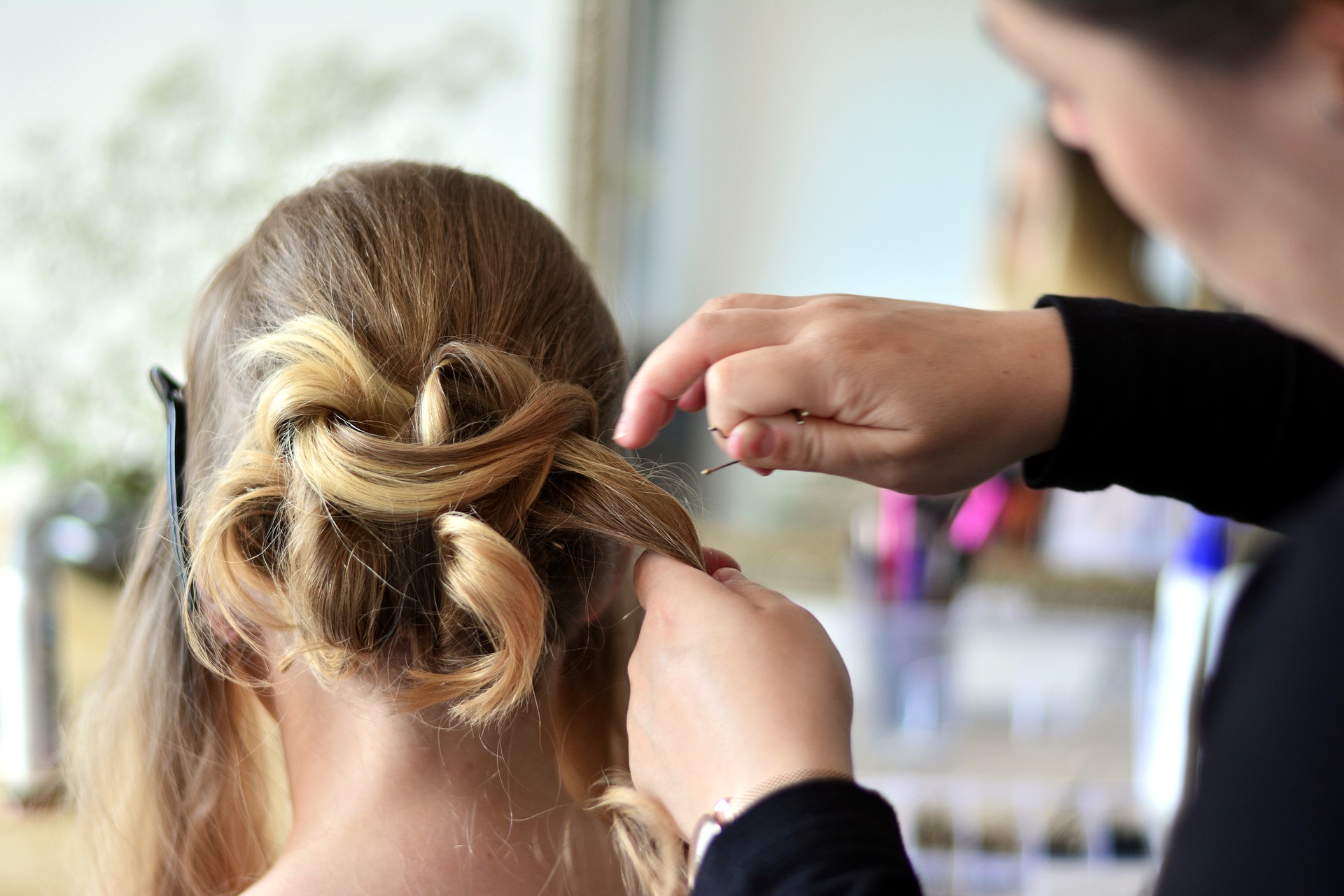 expert haircut in progress